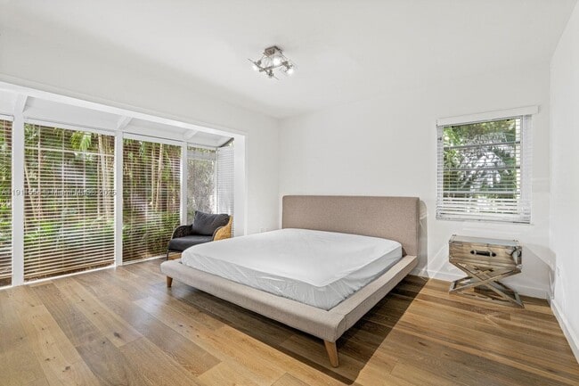 Building Photo - 11015 Lakeside Dr