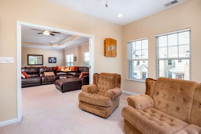Building Photo - 3BR Open Floor Plan with Garage in Captain...