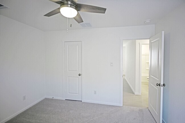Building Photo - 227 Zyra Ave