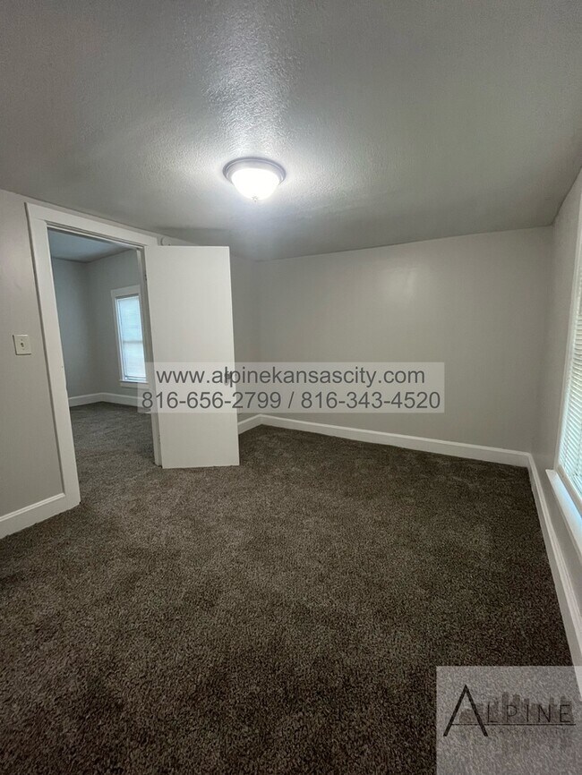 Building Photo - Independence Home Available