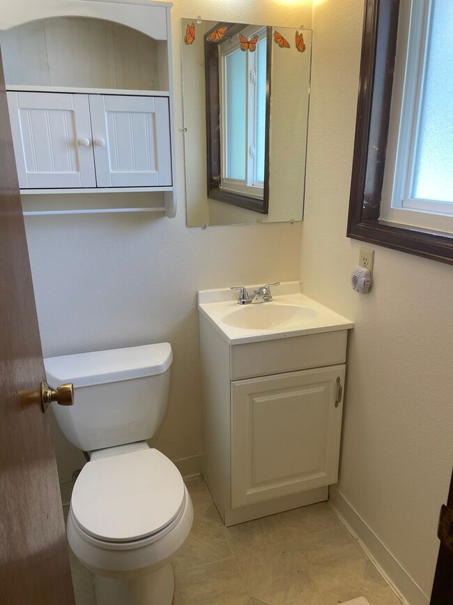 Building Photo - Spacious 4 bed 1.5 Bath Ranch-Style Home i...