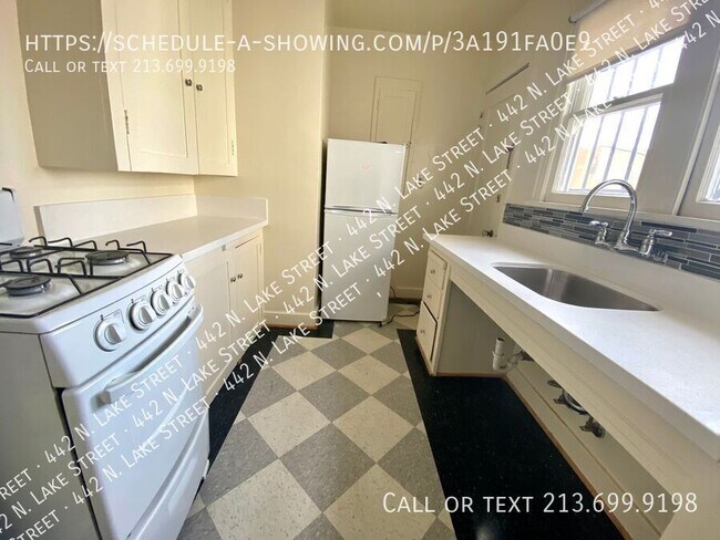 Building Photo - 442 N Lake St