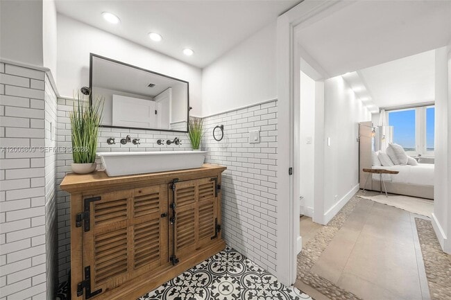 Building Photo - 2301 Collins Ave