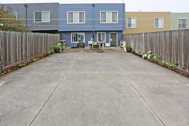 Building Photo - OPEN HOUSE: Wednesday (9/10) 6:30pm-7:00pm...
