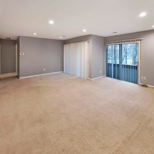 Building Photo - 10244 Prince Pl