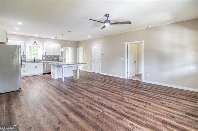 Building Photo - 215 Pinecone Ln