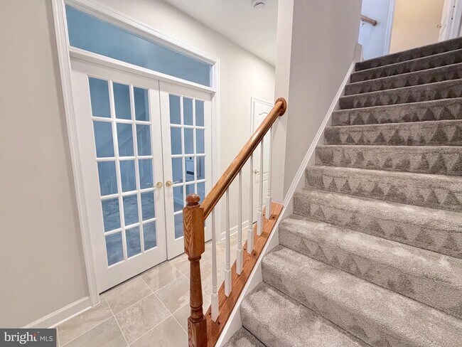 Building Photo - 300 Garden View Square