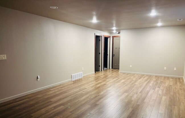 Building Photo - 4 bedroom 3 bath home