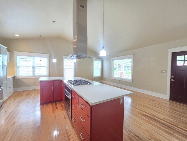 Building Photo - $2,600 - 3 Bed / 2 Bath Beautiful Craftsman Home by Manito Park