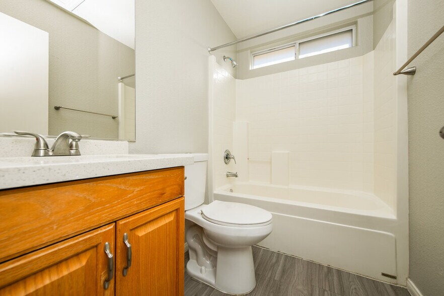 Building Photo - 3020 Sunrise Bay Ave