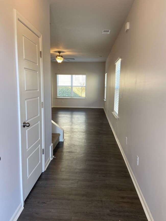 Building Photo - *Pre-leasing* Spacious Three Bedroom | Two and a Half Bath Home in Spring Hill
