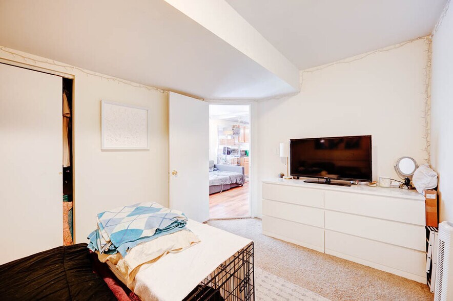 Building Photo - 1627 N Winchester Ave