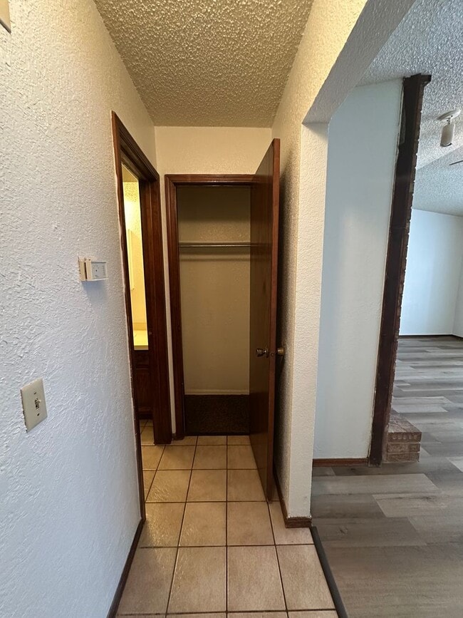 Building Photo - 2 Bedroom 1.5 Bath