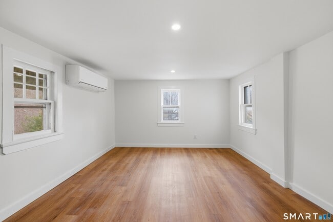 Building Photo - 96 W Main St