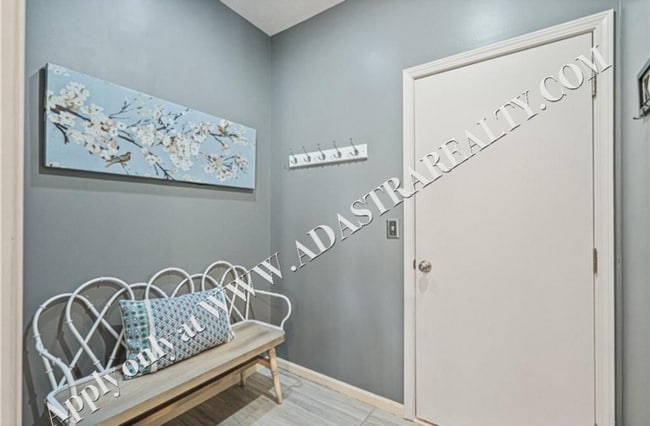 Building Photo - Beautiful 2 Story 4 Bed 5 Bath Home in Overland Park-Available in JULY!!