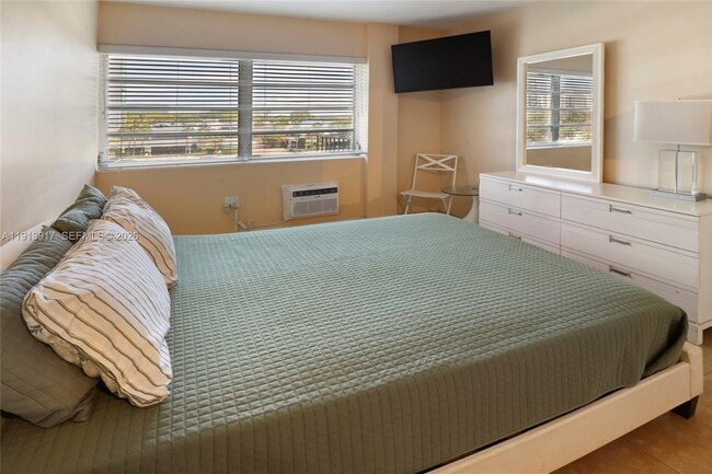 Building Photo - 220 Kings Point Dr