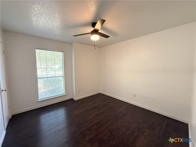 Building Photo - 1813 Cedar Ln