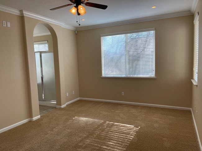 Building Photo - Large, Clean, Neat 3 Bedroom, 2 Bathroom 1900 sqft. Anatolia Home for Lease.