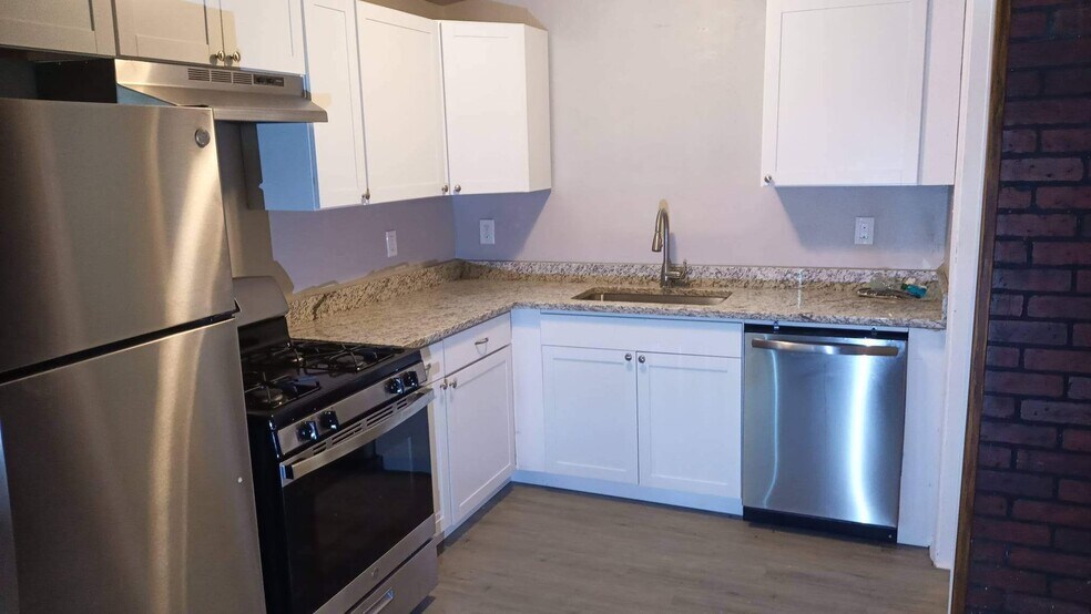 Building Photo - 2441 N Oswego Ave