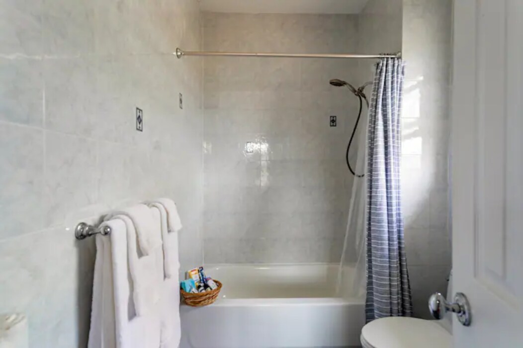 Building Photo - 28 Walnut E St