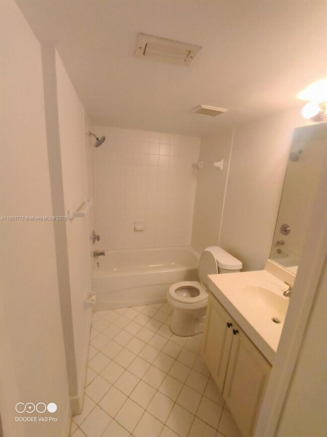 Building Photo - 1240 SE 31st Ct