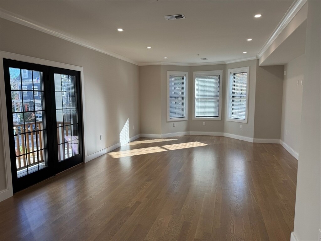 Building Photo - 281 Lamartine St