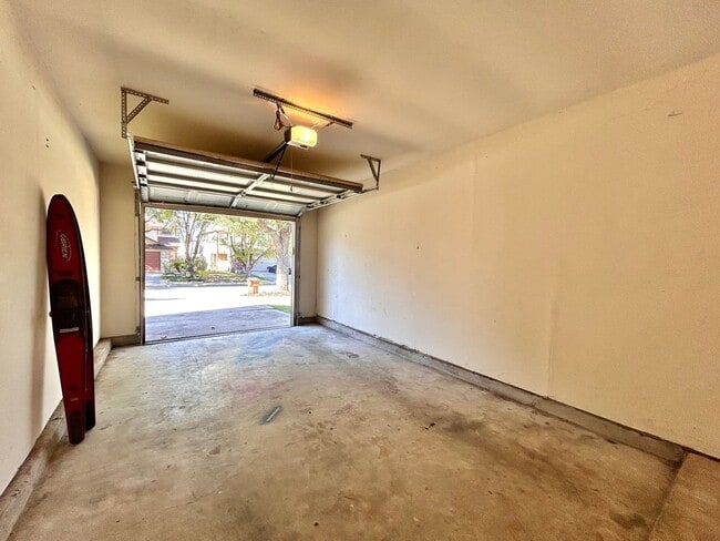 Building Photo - Bright and Comfortable 3BR/2BA Home with Garage & Backyard