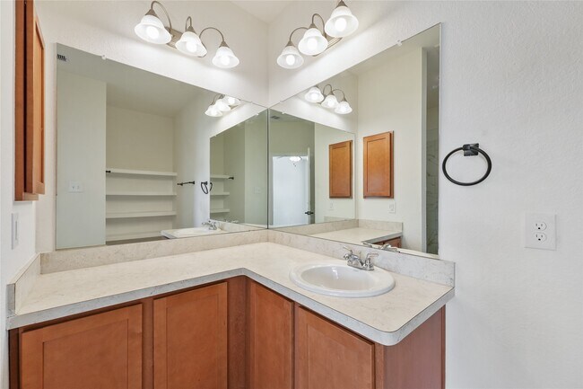 Building Photo - 5006 Fairwater Ct