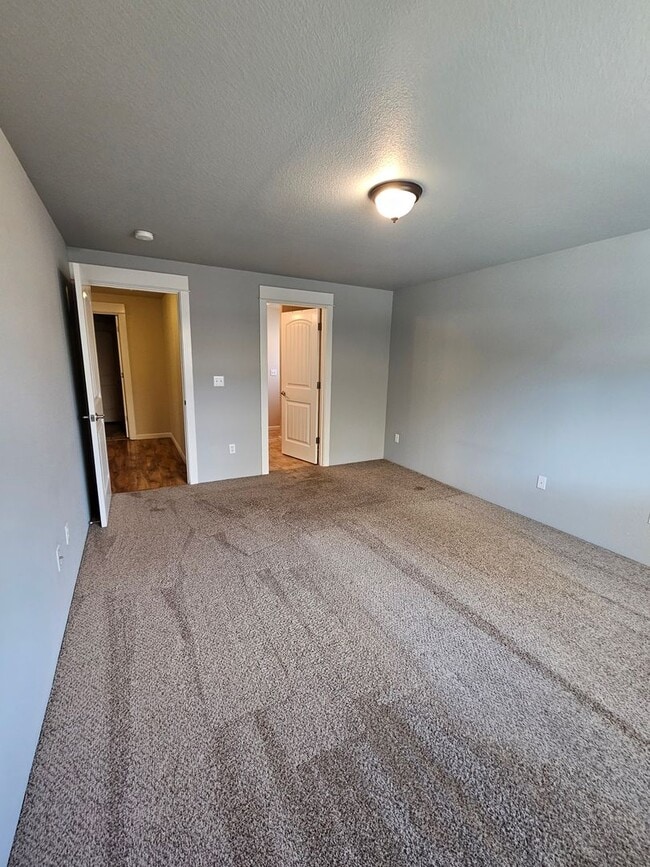 Building Photo - Beautiful Home near Schools and a Large Park!