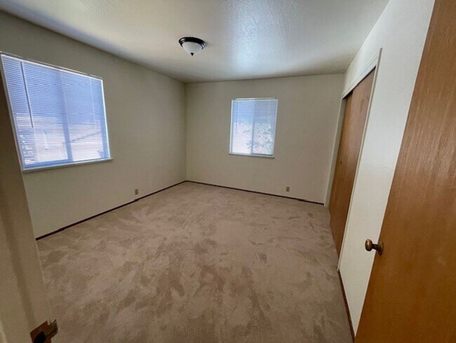 Building Photo - L1446