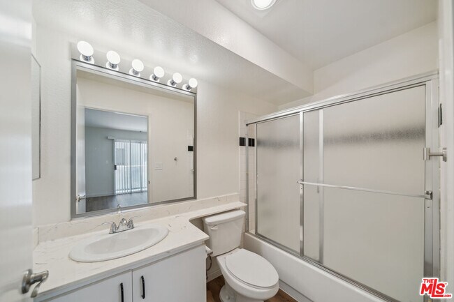 Building Photo - 870 Crenshaw Blvd