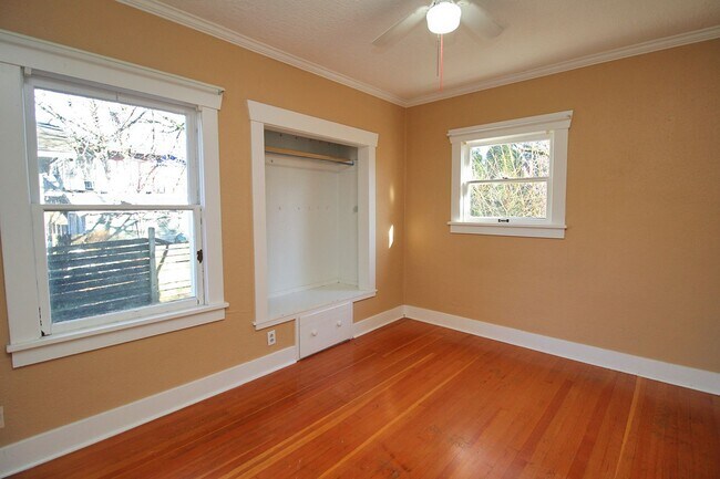 Building Photo - Adorable 2++ Bedroom, 2 Bath Brooklyn Bungalow - steps to MAX line