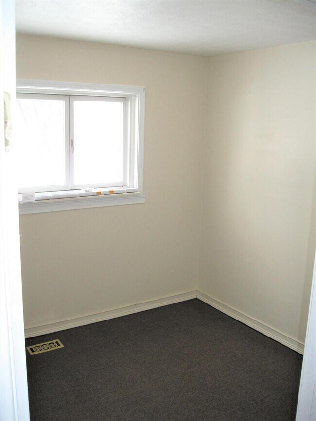 Building Photo - 1148 Fall River Rd