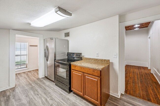 Building Photo - 562 N Race