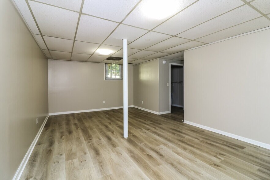 Building Photo - 222 Cove Rd