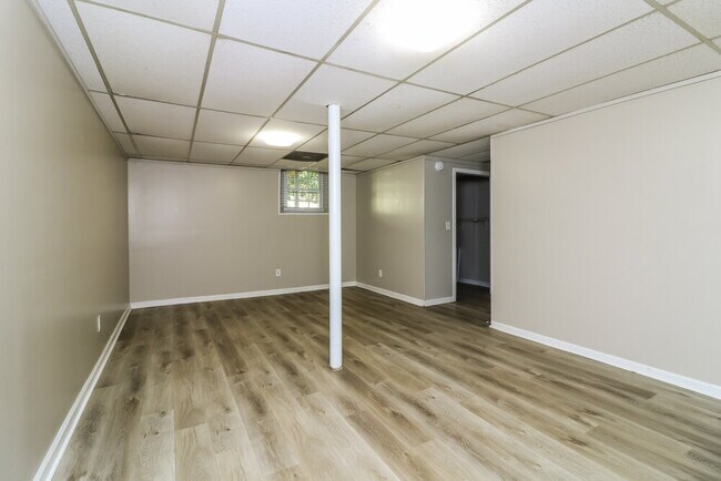 Building Photo - 222 Cove Rd