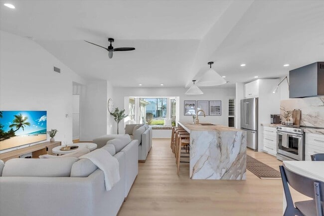 Building Photo - 5BR New Pool 10 min from Beach Fully Furnished