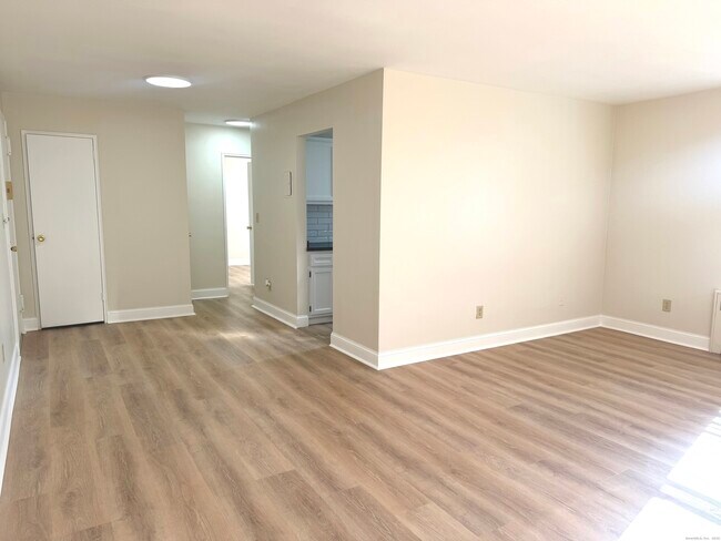 Building Photo - 45 Maple St