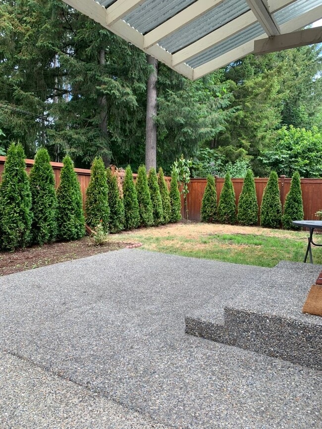 Building Photo - Remodeled Maple Woods Beauty