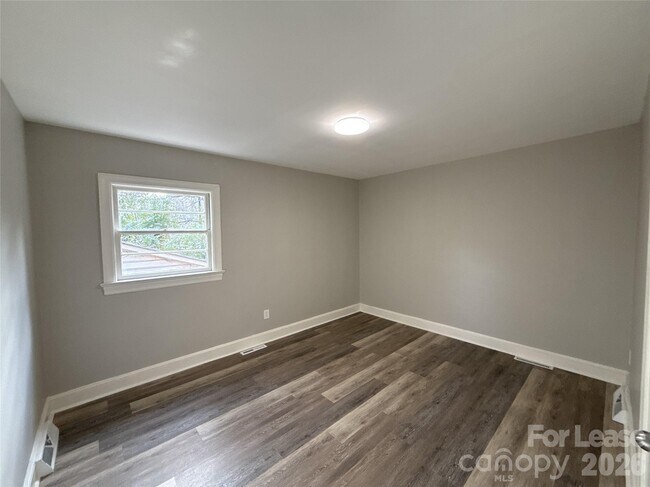 Building Photo - 2745 Dogwood Ave