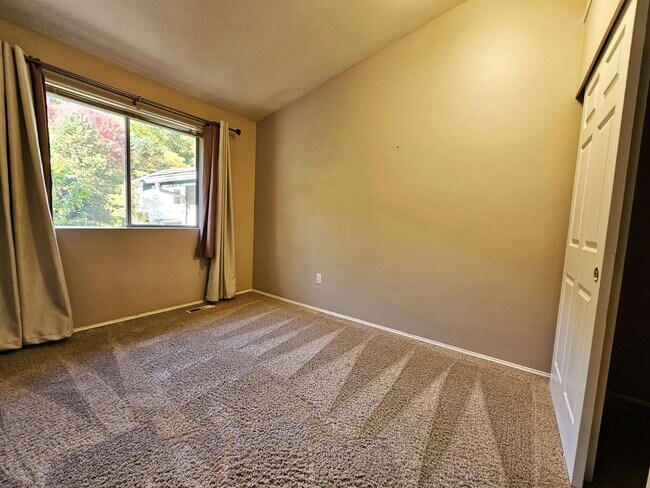 Building Photo - Beautiful 3 Bed 2.5 Bath Townhome in Beaut...