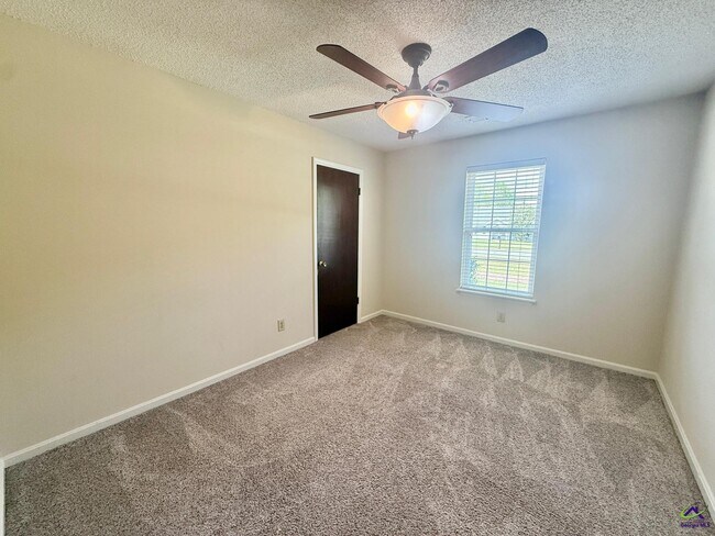 Building Photo - 104 Water Dr