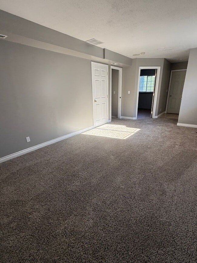 Building Photo - WELCOME TO YOUR NEW HOME! Large fenced yard. minutes from the Spokane River and Centennial Trail!...