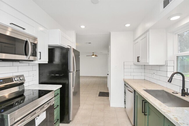 Building Photo - 10951 Shadow Wood Dr