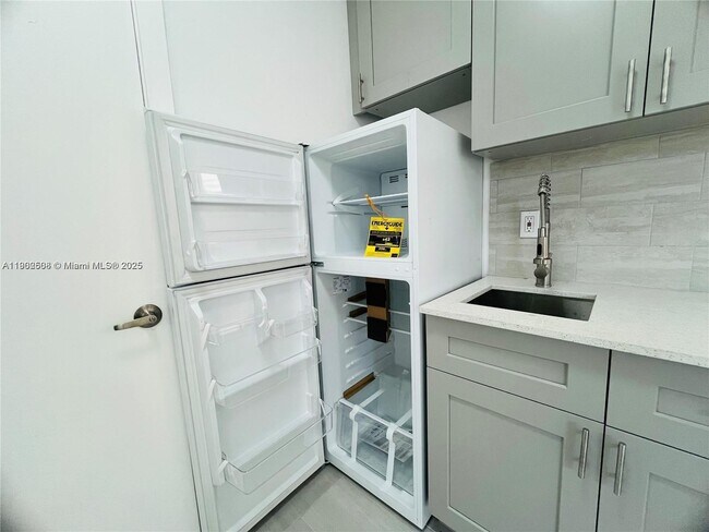 Building Photo - 13390 NE 6th Ave