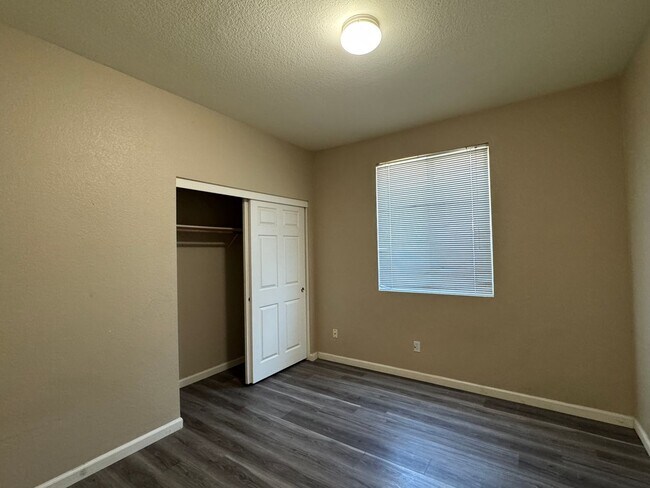 Building Photo - Four Bed, Two Bath Home Close to Hwy 99 an...