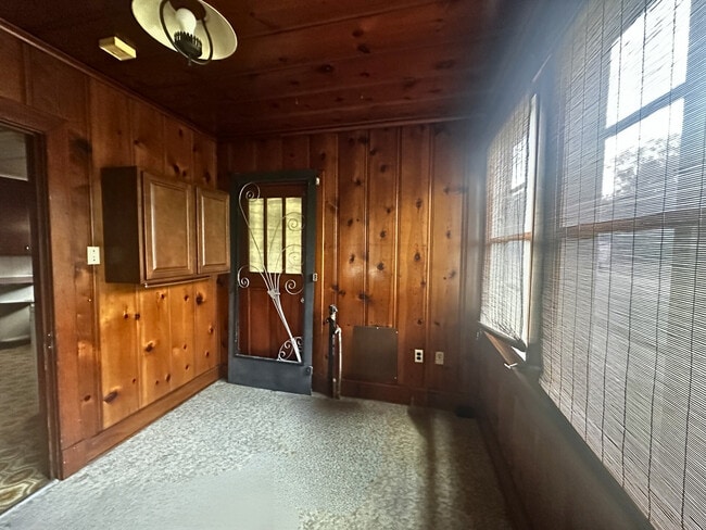 Building Photo - 505 E Coleman Ave