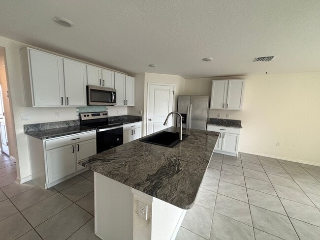 Building Photo - Spacious 4/2 In Gate Community W/ Amenities