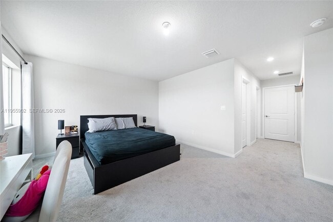 Building Photo - 1050 W Davis Pkwy