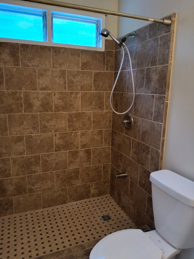 Master bath - 1375 Akalani Loop